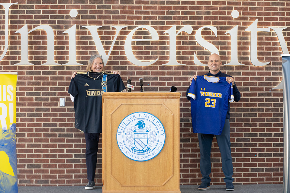 Widener President Stacey Robertson and Union President Tim McDermott exchange jerseys