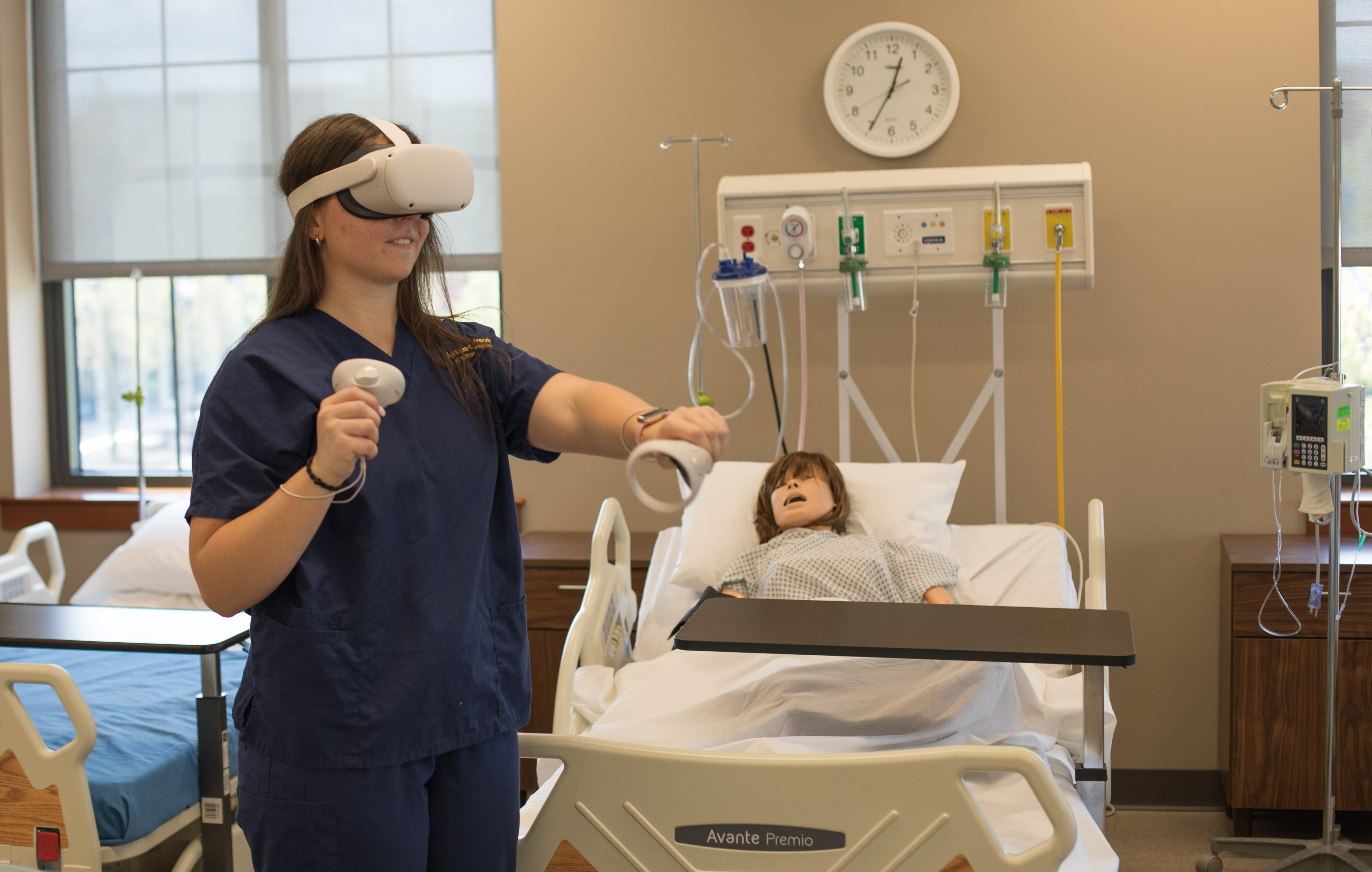 Lauren McCarthy '25 uses an oculus headset in the sim lab.