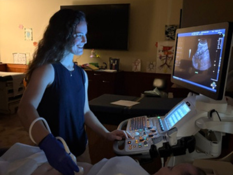 Student Maria Martin Gordo using a ultrasound machine